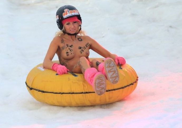 Голый заезд на санках в Германии (эротика)