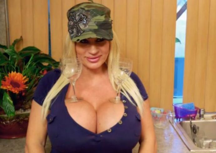 Обладательница самой большой груди в мире