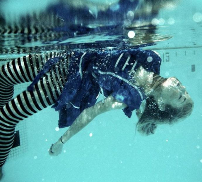 Оригинальные снимки девушек под водой