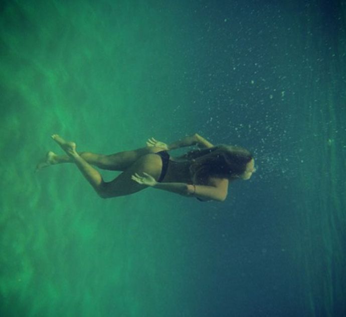 Оригинальные снимки девушек под водой