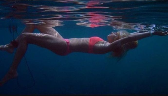 Оригинальные снимки девушек под водой