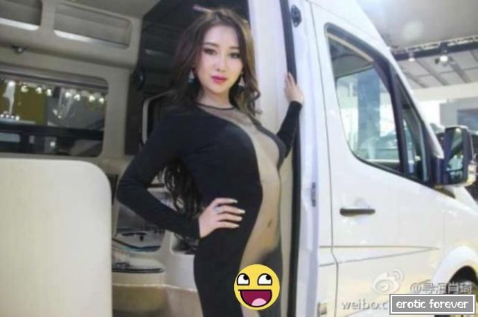 Сексуальная модель на выставке автомобилей