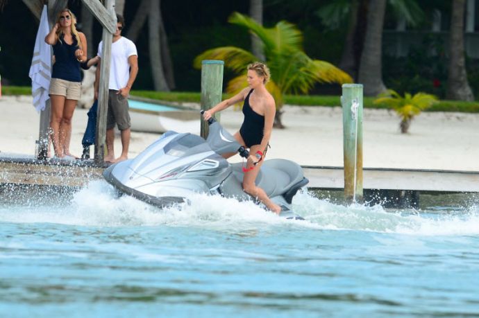 Шарлиз Терон на гидроцикле в Майами-Бич
