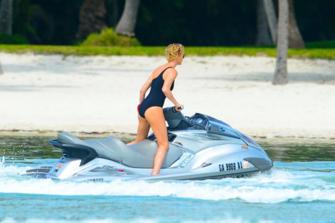 Шарлиз Терон на гидроцикле в Майами-Бич