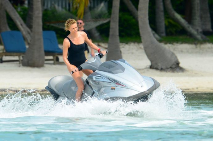 Шарлиз Терон на гидроцикле в Майами-Бич