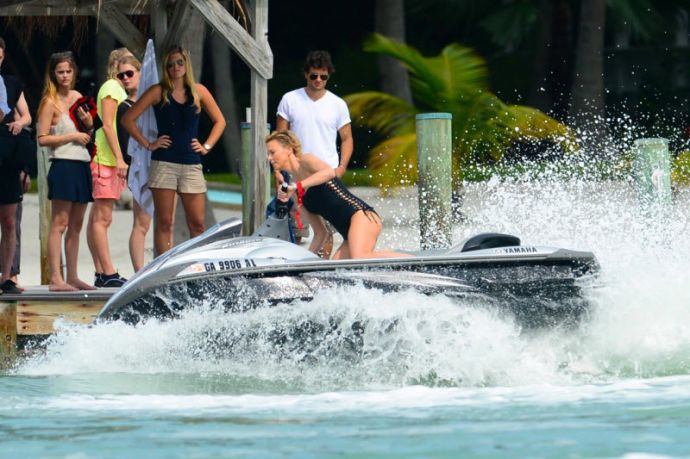 Шарлиз Терон на гидроцикле в Майами-Бич