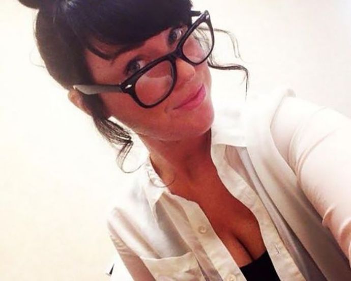 Симпатичные девушки фотографируют себя на рабочем месте. Часть 2