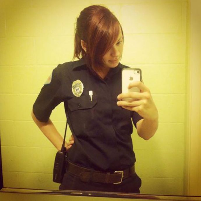 Симпатичные девушки фотографируют себя на рабочем месте. Часть 2