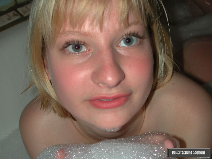 Сисястая блонди в ванной