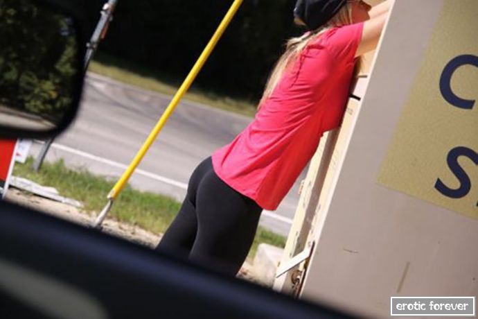 Стройные девушки в обтягивающих лосинах