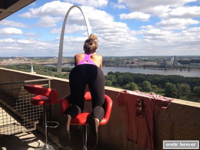 Стройные девушки в обтягивающих лосинах