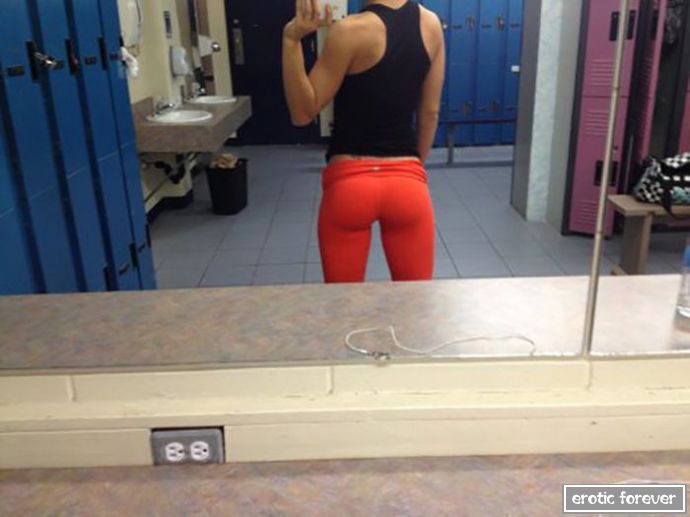 Стройные девушки в обтягивающих лосинах