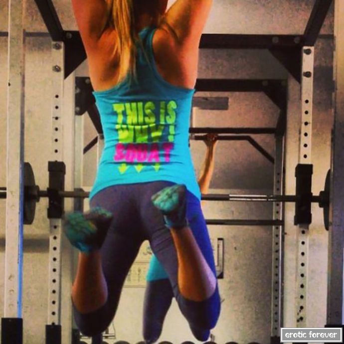 Стройные девушки в обтягивающих лосинах