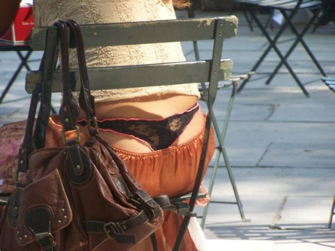 Засветы женских труселей на улице