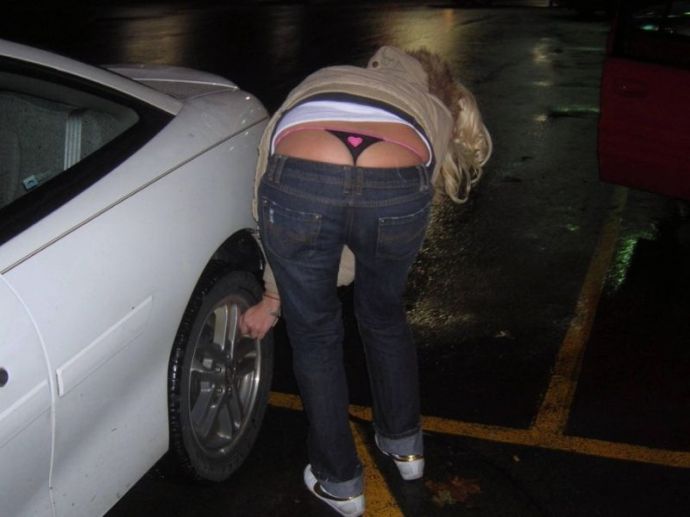 Засветы женских труселей на улице