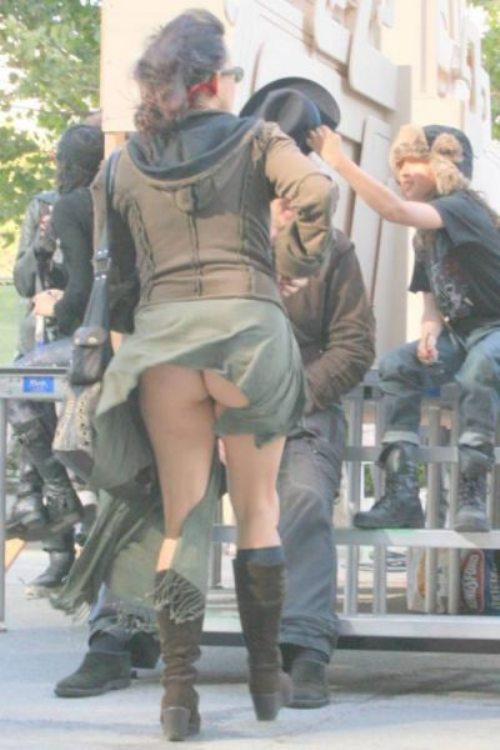 Засветы попок от порыва ветра