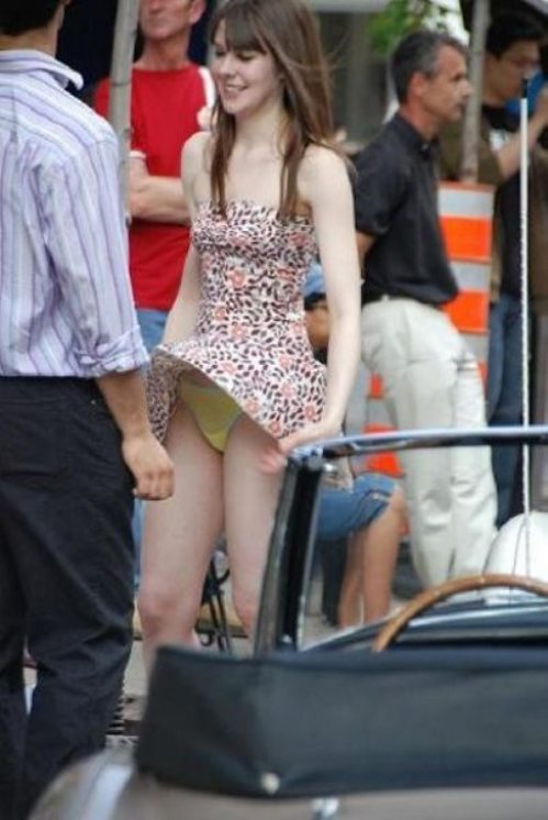 Засветы попок от порыва ветра