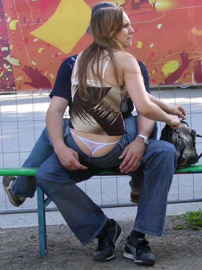 Засветы женских труселей на улице