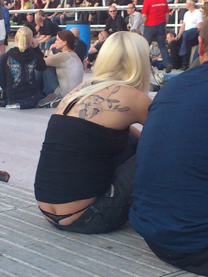 Засветы женских труселей на улице