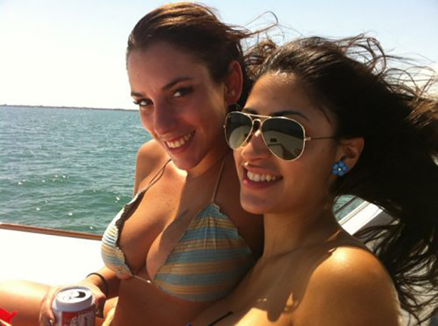 Жаркие девушки в бикини