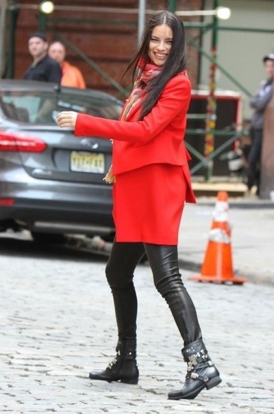 Адриана Лима на съемках для Maybelline