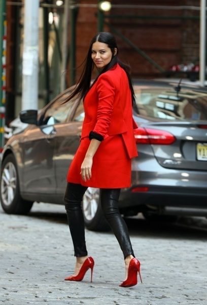 Адриана Лима на съемках для Maybelline