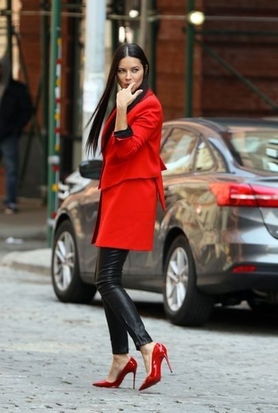 Адриана Лима на съемках для Maybelline