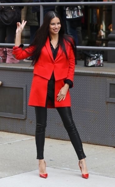 Адриана Лима на съемках для Maybelline