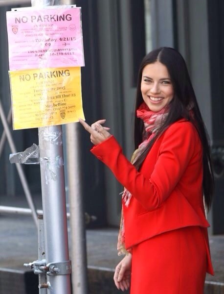 Адриана Лима на съемках для Maybelline