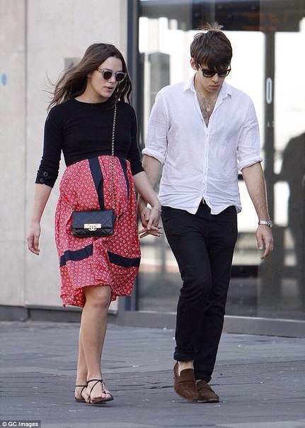 Беременная Кира Найтли со своим мужем в Лондоне