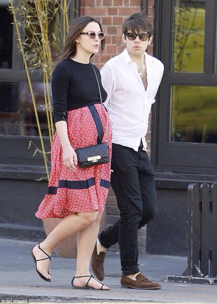 Беременная Кира Найтли со своим мужем в Лондоне