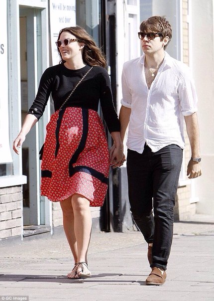 Беременная Кира Найтли со своим мужем в Лондоне