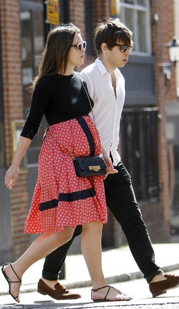 Беременная Кира Найтли со своим мужем в Лондоне