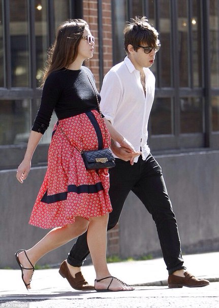 Беременная Кира Найтли со своим мужем в Лондоне