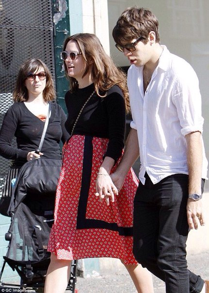 Беременная Кира Найтли со своим мужем в Лондоне