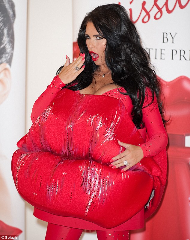 Британская модель поразила нарядом «вырвиглаз» и пышным бюстом Британская модель поразила нарядом «вырвиглаз» и пышным бюстом