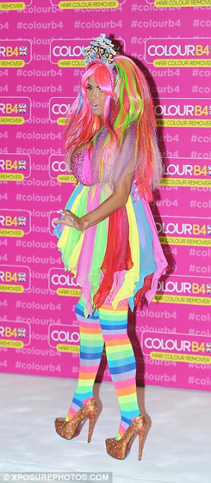 Британская модель поразила нарядом «вырвиглаз» и пышным бюстом Британская модель поразила нарядом «вырвиглаз» и пышным бюстом