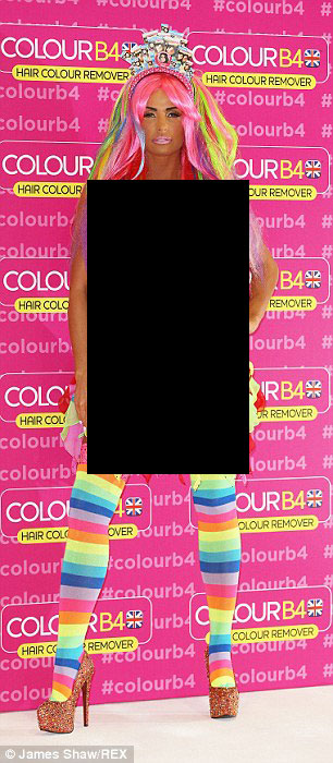 Британская модель поразила нарядом «вырвиглаз» и пышным бюстом