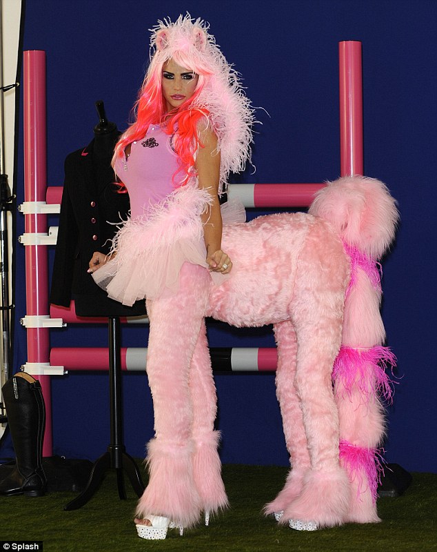 Британская модель поразила нарядом «вырвиглаз» и пышным бюстом Британская модель поразила нарядом «вырвиглаз» и пышным бюстом