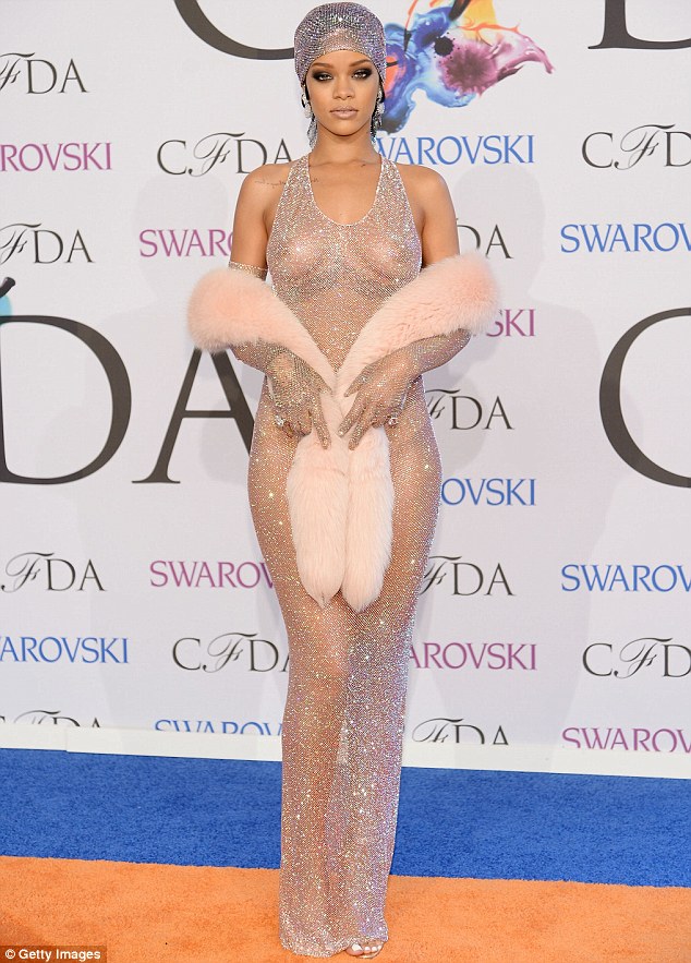 Британская телезвезда скопировала «голый» наряд Рианны Британская телезвезда скопировала «голый» наряд Рианны