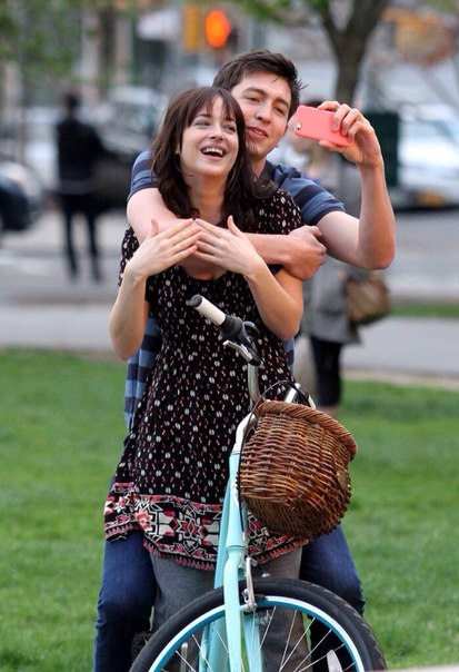 Дакота Джонсон и Николас Браун на съемках фильма