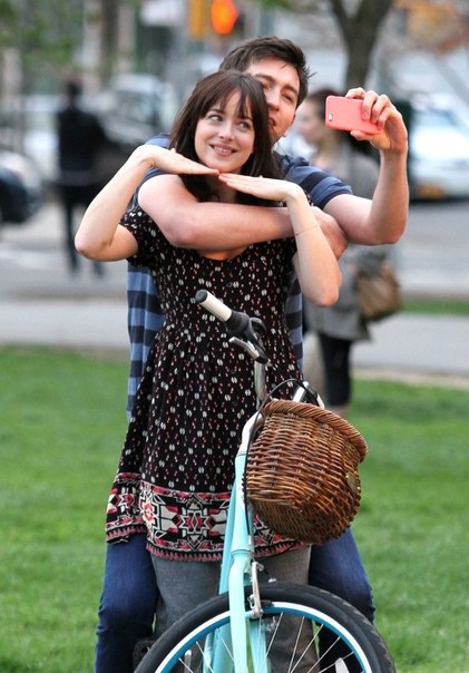 Дакота Джонсон и Николас Браун на съемках фильма