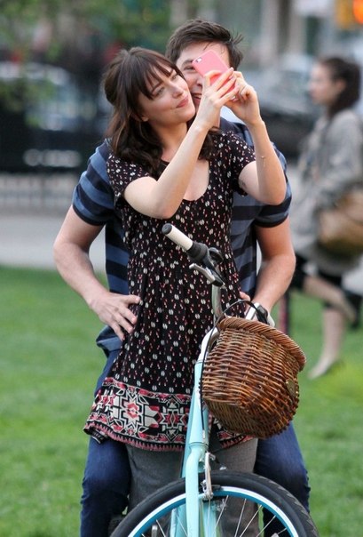 Дакота Джонсон и Николас Браун на съемках фильма