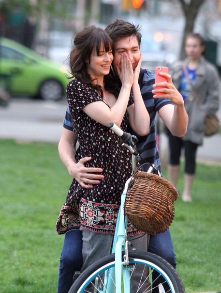 Дакота Джонсон и Николас Браун на съемках фильма