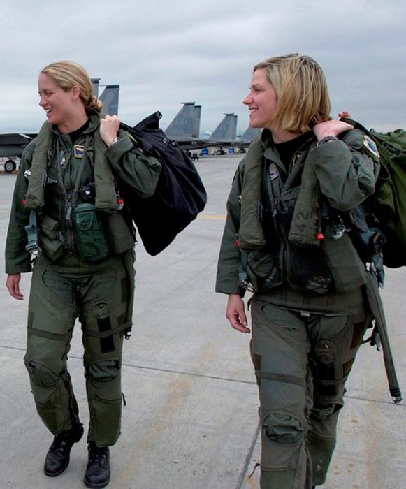 Девушки и самолеты Девушки и самолеты