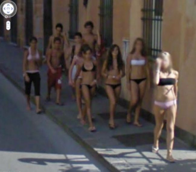 Девушки на Google Street View