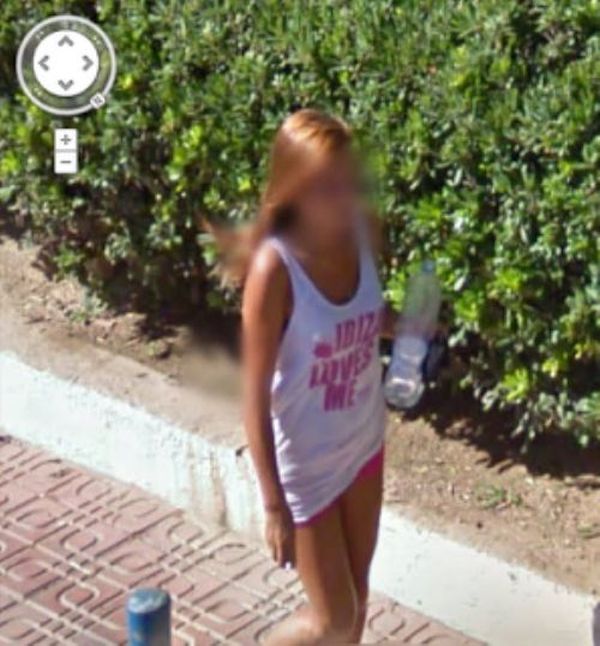 Девушки на Google Street View