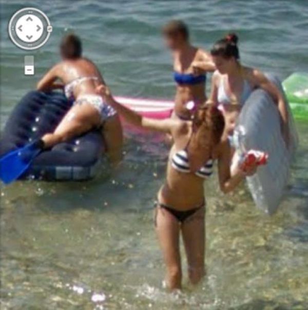Девушки на Google Street View