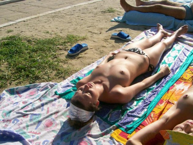 Девушки на пляже (эротика)