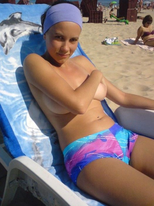 Девушки, прикрывающиеся рукой. Часть 3